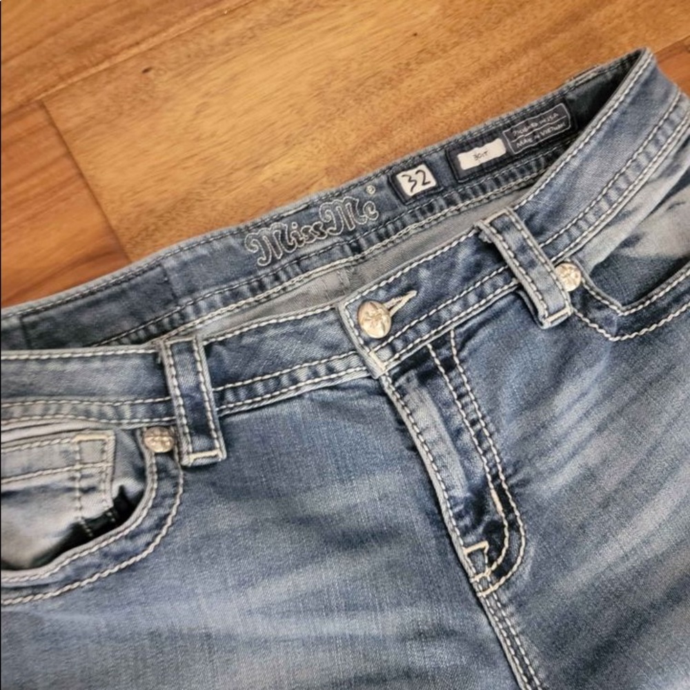 Great condition, only worn a couple of times. No rips, tears, or destruction!